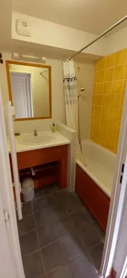 Salle de bains dans l'établissement superbesse Appartement 4-6 pers. 2 ch. Dans résidence 3 étoile avec piscine