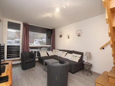 Coin salon dans l'établissement Mont-Dore : Duplex 4P avec Balcon, Garage et Wi-Fi - FR-1-608-3