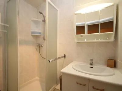 Salle de bains dans l'établissement Mont-Dore : Duplex 4P avec Balcon, Garage et Wi-Fi - FR-1-608-3