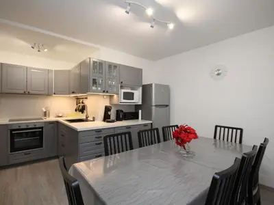 Cuisine ou kitchenette dans l'établissement Mont-Dore : Duplex 4P avec Balcon, Garage et Wi-Fi - FR-1-608-3