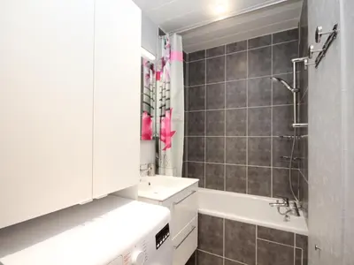 Salle de bains dans l'établissement Mont-Dore : Duplex 4P avec Balcon, Garage et Wi-Fi - FR-1-608-3