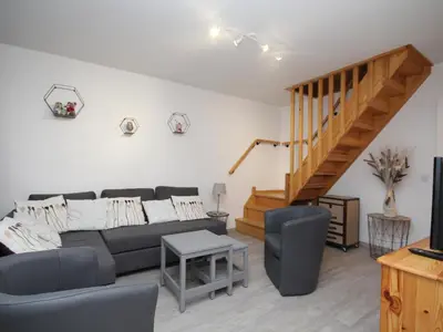 Coin salon dans l'établissement Mont-Dore : Duplex 4P avec Balcon, Garage et Wi-Fi - FR-1-608-3
