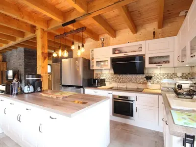 Cuisine ou kitchenette dans l'établissement Splendide chalet 5 chambres avec terrasse, garage et wifi au Mont-Dore - FR-1-608-188