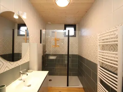 Salle de bains dans l'établissement Splendide chalet 5 chambres avec terrasse, garage et wifi au Mont-Dore - FR-1-608-188
