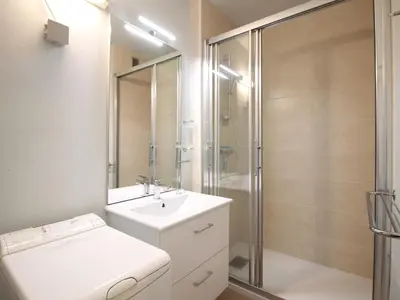 Salle de bains dans l'établissement Charmant T2 Mont-Dore avec WiFi et Parking - FR-1-608-193