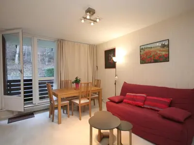 Coin salon dans l'établissement Bel appartement T2 avec balcon et parking à 220m du centre - FR-1-608-189