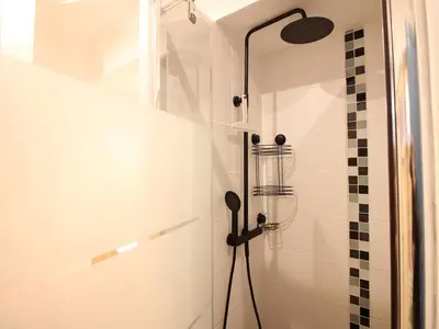 Salle de bains dans l'établissement T2 agréable au Mont-Dore avec Wifi - FR-1-608-197