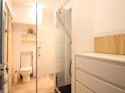 Salle de bains dans l'établissement T2 agréable au Mont-Dore avec Wifi - FR-1-608-197