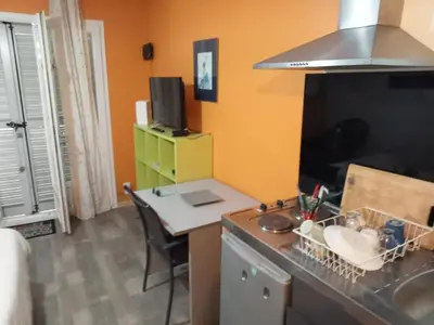 Cuisine ou kitchenette dans l'établissement Studio charmant tout équipé