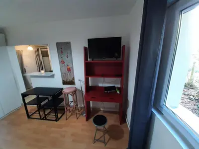 Télévision ou salle de divertissement dans l'établissement Studio charmant tout équipé