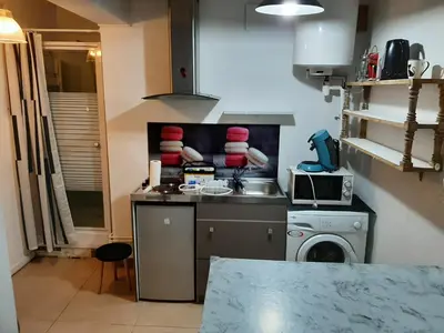 Cuisine ou kitchenette dans l'établissement Studio charmant tout équipé