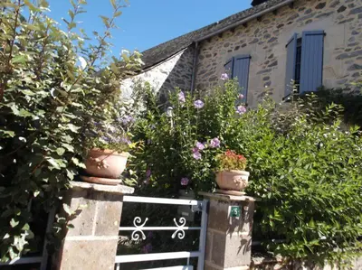 Jardin de l'établissement gîtes des abeilles