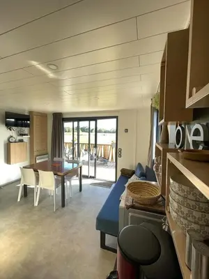 Coin salon dans l'établissement Auvergne chalets Sancy