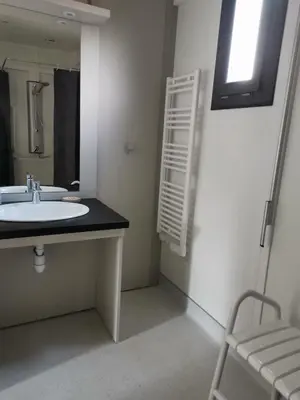 Salle de bains dans l'établissement Auvergne chalets Sancy