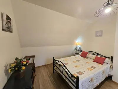 Un ou plusieurs lits dans un hébergement de l'établissement Charmante maison périgourdine à Salignac-Eyvigues, animaux acceptés - FR-1-616-5