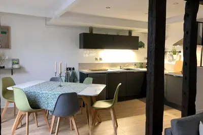 Cuisine ou kitchenette dans l'établissement Charmant T3 cœur de ville avec parking option repas