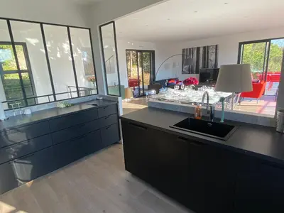 Cuisine ou kitchenette dans l'établissement Villa Durandal