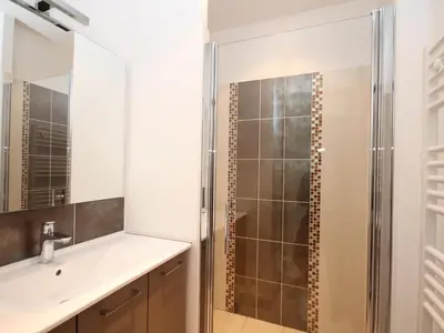 Salle de bains dans l'établissement Le Mont-Dore T2 Bis avec Terrasse Ouest et Wi-Fi - FR-1-608-70