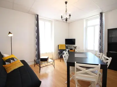 Télévision ou salle de divertissement dans l'établissement Appartement lumineux T4, proche centre et thermes, La Bourboule - FR-1-608-11
