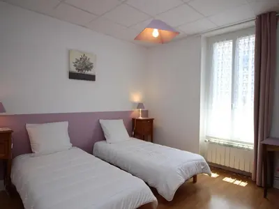 Un ou plusieurs lits dans un hébergement de l'établissement Appartement lumineux T4, proche centre et thermes, La Bourboule - FR-1-608-11