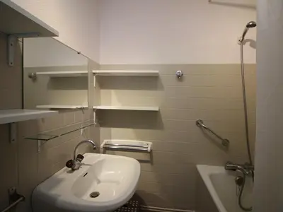 Salle de bains dans l'établissement Appartement lumineux T4, proche centre et thermes, La Bourboule - FR-1-608-11