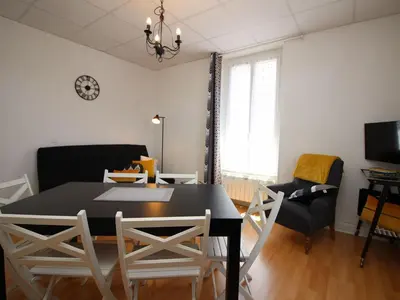 Coin salon dans l'établissement Appartement lumineux T4, proche centre et thermes, La Bourboule - FR-1-608-11