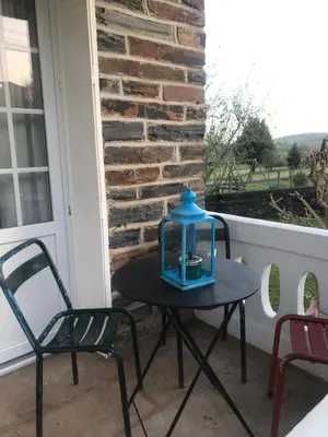 Balcon ou terrasse dans l'établissement LES HORTENSIAS Spacieuse Maison en ardoise du pays FIBRE