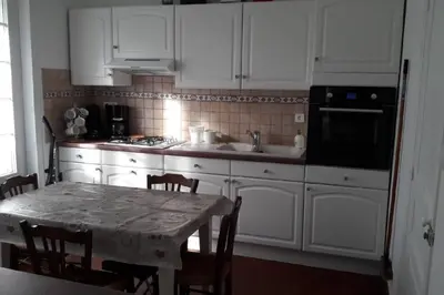 Cuisine ou kitchenette dans l'établissement LES HORTENSIAS Spacieuse Maison en ardoise du pays FIBRE