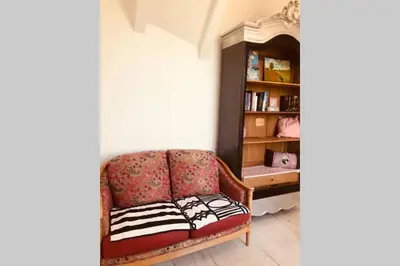 Coin salon dans l'établissement LES HORTENSIAS Spacieuse Maison en ardoise du pays FIBRE