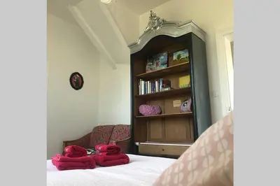 Un ou plusieurs lits dans un hébergement de l'établissement LES HORTENSIAS Spacieuse Maison en ardoise du pays FIBRE