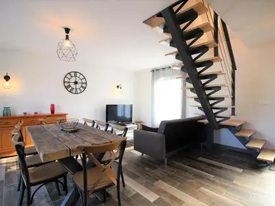 Télévision ou salle de divertissement dans l'établissement Maison confortable à La Bourboule - 8 pers, vue dégagée, parking, moderne, proche centre - FR-1-608-203