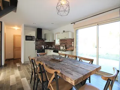 Cuisine ou kitchenette dans l'établissement Maison confortable à La Bourboule - 8 pers, vue dégagée, parking, moderne, proche centre - FR-1-608-203