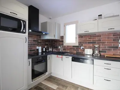 Cuisine ou kitchenette dans l'établissement Maison confortable à La Bourboule - 8 pers, vue dégagée, parking, moderne, proche centre - FR-1-608-203