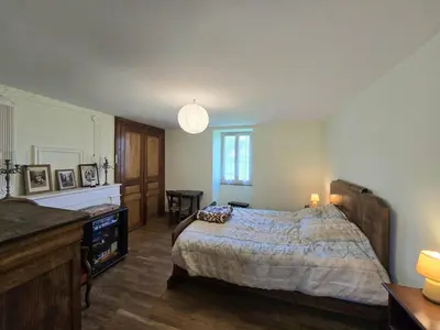 Un ou plusieurs lits dans un hébergement de l'établissement Gîte familial avec cheminée, ping-pong, près de la Grotte de Tourtoirac et du Château de Hautefort - FR-1-616-8