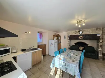 Cuisine ou kitchenette dans l'établissement Gîte familial avec cheminée, ping-pong, près de la Grotte de Tourtoirac et du Château de Hautefort - FR-1-616-8
