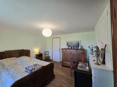 Un ou plusieurs lits dans un hébergement de l'établissement Gîte familial avec cheminée, ping-pong, près de la Grotte de Tourtoirac et du Château de Hautefort - FR-1-616-8