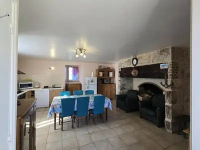 Cuisine ou kitchenette dans l'établissement Gîte familial avec cheminée, ping-pong, près de la Grotte de Tourtoirac et du Château de Hautefort - FR-1-616-8