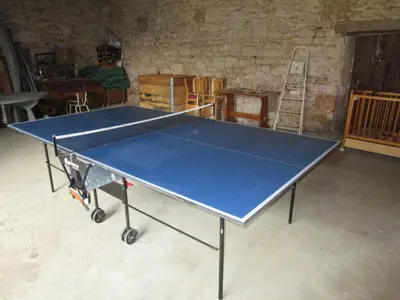 Tennis de table au sein de l'établissement Gîte familial avec cheminée, ping-pong, près de la Grotte de Tourtoirac et du Château de Hautefort - FR-1-616-8 ou à proximité