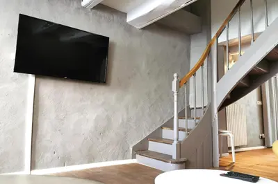 Télévision ou salle de divertissement dans l'établissement Splendide Maison 5 chambres ! Quartier Historique