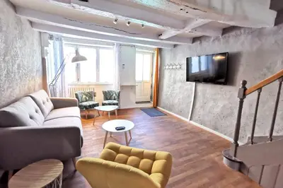 Télévision ou salle de divertissement dans l'établissement Splendide Maison 5 chambres ! Quartier Historique