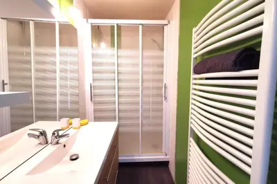 Salle de bains dans l'établissement Splendide Maison 5 chambres ! Quartier Historique