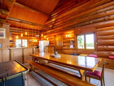 Cuisine ou kitchenette dans l'établissement Chalet confortable au bord d'un étang à Dussac - FR-1-616-72