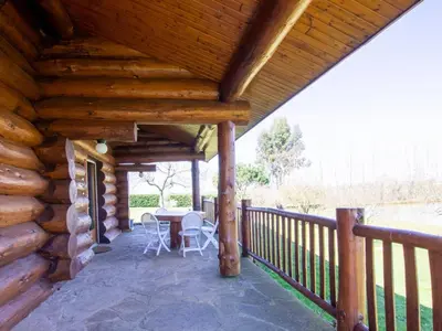 Balcon ou terrasse dans l'établissement Chalet confortable au bord d'un étang à Dussac - FR-1-616-72