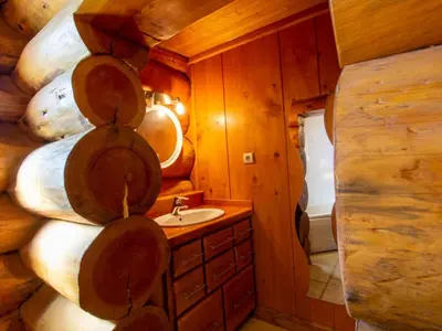 Plan de l'établissement Chalet confortable au bord d'un étang à Dussac - FR-1-616-72