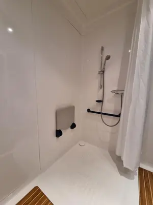 Salle de bains dans l'établissement Hôtel Eden Lake