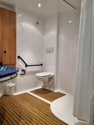 Salle de bains dans l'établissement Hôtel Eden Lake