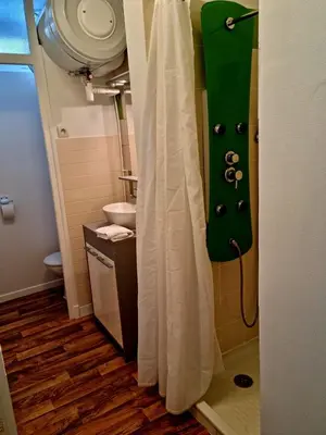 Salle de bains dans l'établissement Hôtel Eden Lake