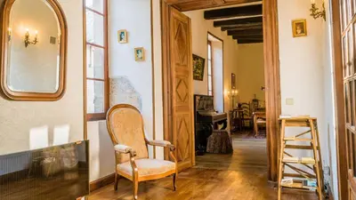 Coin salon dans l'établissement Maison Pierre Loti, gîte historique et spacieux en vallée de la Dordogne