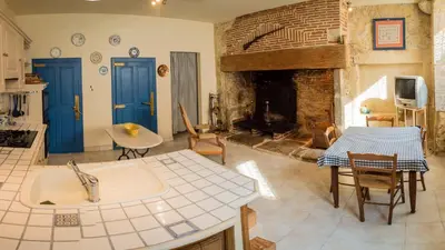 Coin salon dans l'établissement Maison Pierre Loti, gîte historique et spacieux en vallée de la Dordogne