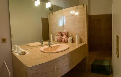 Salle de bains dans l'établissement Maison Pierre Loti, gîte historique et spacieux en vallée de la Dordogne